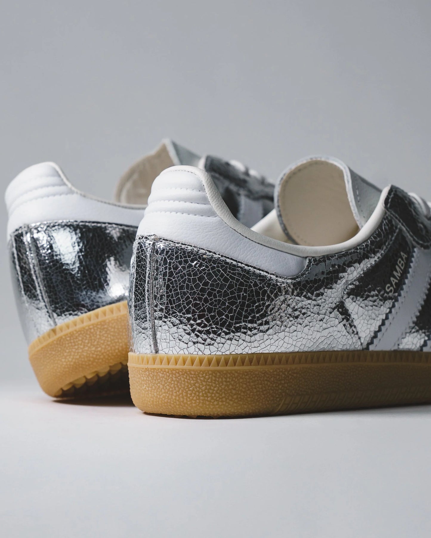 Adidas SAMBA OG low-top sneakers for men and women in SILVER METALLIC/FTWR WHITE/CORE WHITE (JR0035)
